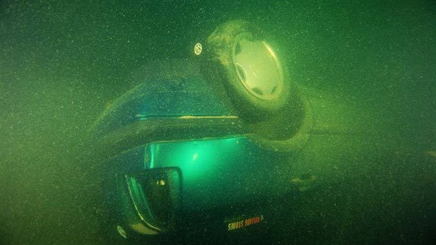 Auta pod vodou na Velké Vápence v Lahošti.