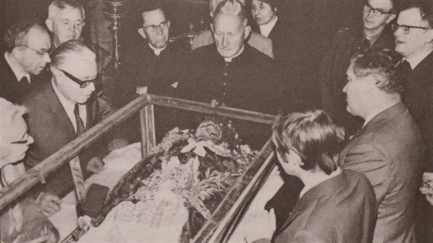 Otevření rakve sv. Jana Nepomuckého v katedrále sv. Víta v roce 1972