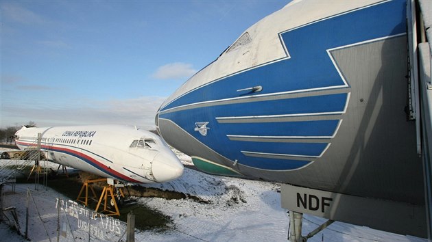 Hotovo. Po pti letech je z bvalho nonho baru opt dopravn letoun TU-104. Vedle nj stoj o nkolik generac mlad TU-154. (22. 12. 2017)