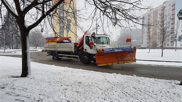 Snh zkomplikoval dopravu v Plzni. Autobusy a trolejbusy nabraly a tyicetiminutov zpodn. (28. 12. 2017)