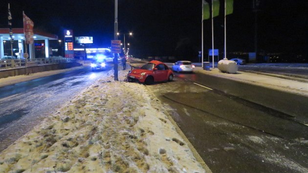 Na silnicch to ve tvrtek ve veernch hodinch klouzalo. V Plzni nabourala idika osobnho auta do veejnho osvtlen.