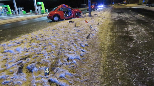 Na silnicch to ve tvrtek ve veernch hodinch klouzalo. V Plzni nabourala idika osobnho auta do veejnho osvtlen.