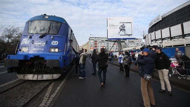 Nezapomenuteln den pro fanouky brnnsk Komety. Vlakem vyrazili s hokejisty pmo od stadionu na zpas do Prahy (prosinec 2017).