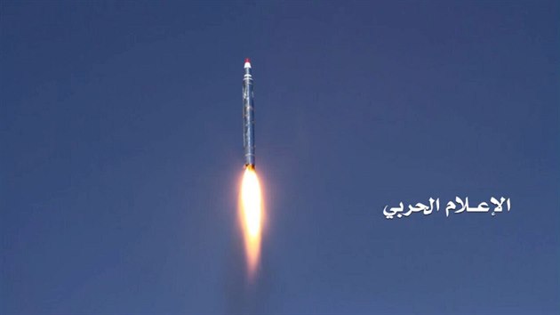Raketa vypálená jemenskými povstalci na hlavní město Saúdské Arábie Rijád (20. prosince 2017)