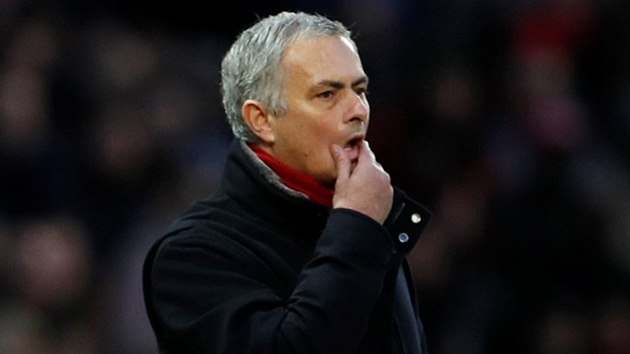 Trenr fotbalist Manchesteru United Jos Mourinho. V pozad Sean Dyche, kou Burnley.