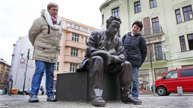 Bronzový Leoš Janáček „usedl“ na ostravském Kuřím rynku.
