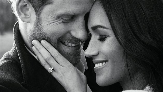 Oficiln zsnubn portrt prince Harryho a Meghan Markle, kter podil fotograf Alexi Lubomirski 17. prosince 2017 ve Windsoru.