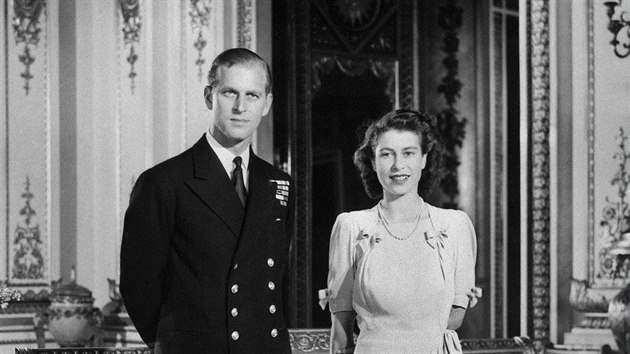 Krlovna Albta II. (jet coby princezna) a Philip Mountbatten na snmku po oznmen zsnub. (Londn, 9. ervence 1947)