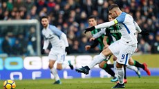 NEDAL. Mauro Icardi z Interu Milán neprom�nil v duelu se Sassuolem penaltu.