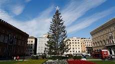 Z vánočního stromu v Římě rychle padá jehličí, radnice hledá příčinu. Místní mu...