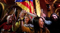 Separatisté na povolebním setkání v Barceloně oslavují úspěch ve volbách (21....