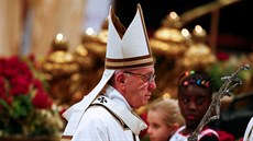 Papež František vede půlnoční mši ve Svatopetrské bazilice ve Vatikánu (24....