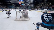 Chomutovský Vladimír R��i�ka manévruje s pukem za vítkovickou brankou