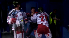 Kanaan Chris DeSousa (uprosted v bílém) se bije s Chorvatem Tomem Zanoskim.