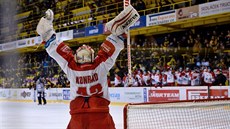 Olomoucký gólman Branislav Konrád slaví výhru na ledě Litvínova.