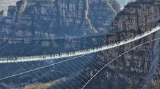 V ínské provincii Che-pej v nedli oteveli nejdelí sklenný most na svt...