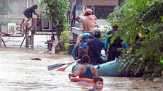 Záchranáři pomáhají obětem bouře ve filipínském přístavu Cagayan de Oro (22....