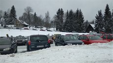 Centrální parkovit u beckého stadionu se zaplnilo u ve tvrt na devt ráno.