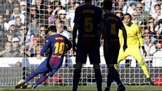 Lionel Messi prom��uje pokutový kop v El Clásiku proti Realu Madrid.