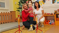 Čtyřletý František Štěpáník postižený dětskou mozkovou obrnou se učí chodit s...