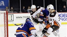 Ondej Kae z Anaheimu pekonává brankáe New York Islanders Jaroslava Haláka.