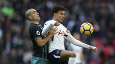 Dele Alli z Tottenhamu u míe, brání ho Oriol Romeu ze Southamptonu.