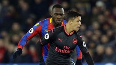 ZANEDLOUHO SPOLUHRÁI? Alexis Sánchez (v erném) má z Arsenalu namíeno do Manchesteru City.