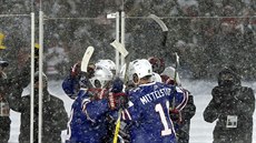 Američtí hokejisté se radují z gólu proti Kanadě v utkání pod širým nebem na...