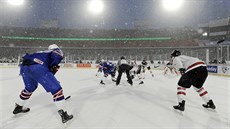 Momentka souboje amerických hokejistů s Kanadou v utkání pod širým nebem na...