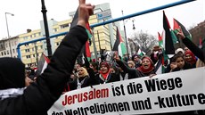 Písluníci arabské komunity v Berlín demonstrují proti rozhodnutí prezidenta...