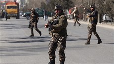 Ozbrojené složky hlídkují poblíž místa výbuchu v Kábulu. (28. prosince 2017)