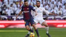 Jordi Alba (vlevo) z Barcelony si kryje mí� p�ed   Danim Carvajalem z Realu...
