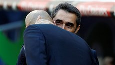P�edzápasový pozdrav trenér�. Vlevo Zinedine Zidane z Realu Madrid, vpravo...