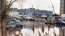 V Dolních Měcholupech prasklo potrubí, voda zatopila parkoviště. (20.12.2017)