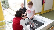 Sedmiletá Verunka Va�eková s fyzioterapeutkou Denisou Krej�í�ovou v novém...