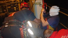 Dvě hodiny před půlnocí museli hasiči pomoct jeřábníkovi, který zkolaboval ve...