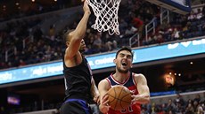 Tomá� Satoranský (u mí�e) zakon�uje proti LA Clippers p�es Jawuna Evanse.
