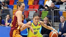 Marta Xargayová (vpravo) z USK Praha útoí na ko Galatasaray Istanbul kolem...