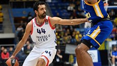 Krunoslav Simon (v bílém) z Anadolu Efes Istanbul v zápase s Chimkami.