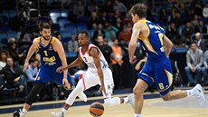 Errick McCollum (v bílém) z Anadolu Efes Istanbul pod tlakem Stefana Markovie...