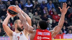 Kyle Hines (vpravo) z CSKA Moskva brání Vassilise Spanulise z Olympiakosu...