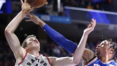 Jakob Pöltl (vlevo) z Toronta bojuje s Richaunem Holmesem z Philadelphie.