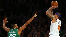 Michael Beasley (vpravo) z New Yorku stílí na bostonský ko pes Ala Horforda.