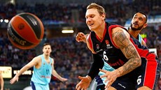 Janis Timma z Baskonie má k mí�i blí� ne� Ádám Hanga z Barcelony.
