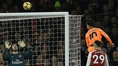 Philippe Coutinho (10) z Liverpoolu hlavikou pekonává Petra echa z Arsenalu.