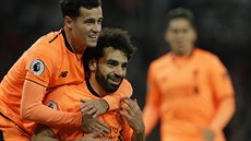 Mohamed Salah (druhý zleva) z Liverpoolu oslavuje se spoluhráem svj gól proti...