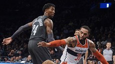 Mike Scott (vpravo) z Washingtonu bojuje s Rondae Hollisem-Jeffersonem z...