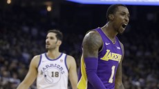 Kentavious Caldwell-Pope z LA Lakers slaví svou trefu. V pozadí Omri Casspi z...