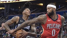 DeMarcus Cousins (vpravo) z New Orleans brání Elfrida Paytona z Orlanda.