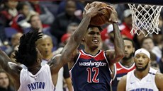 Kelly Oubre (v tmavém) z Washingtonu bojuje o mí s Elfridem Paytonem z Orlanda.